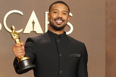  Michael B. Jordan mangia hamburger in un fast food con la statuetta degli Oscar in mano! 