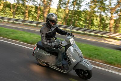  Prova Vespa GTS 300 hpe SuperTech, mai guidata una Vespa così!  