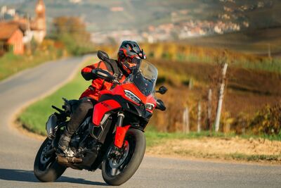  Ducati Multistrada V2 2025: prezzi e novità della nuova crossover 