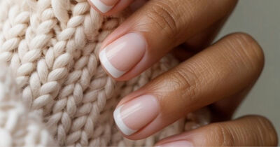  Una tecnica di decorazione delle unghie con uno stile elegante e sobrio, che prevede una lunetta bianca all’estremità 