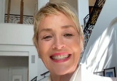  Sharon Stone, una dea in piscina: capelli raccolti, topless e Bikini maculato 