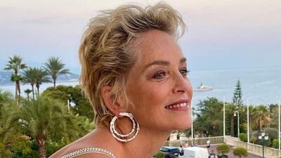  Immensa Sharon Stone: no make up, capelli al naturale e micro Bikini. A 64 anni 