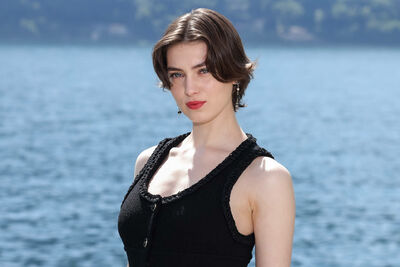  Capelli Corti e mossi, vista Lago Di Como alla sfilata Chanel Cruise 2025 