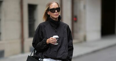  La giacca antivento è il capo più virale del momento: 13 look da provare ora 