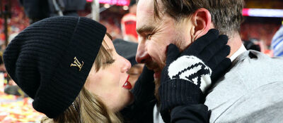  Il bacio della fortuna di Taylor Swift a Travis Kelce è Rosso Fuoco 