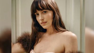  Tutta la sensualità di Dakota Johnson nella nuova campagna di Valentino 