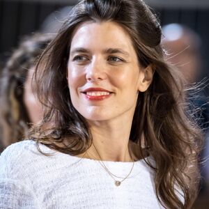  Charlotte Casiraghi è Regina di bellezza 2021: volto senza trucco e taglio caschetto - Amica 