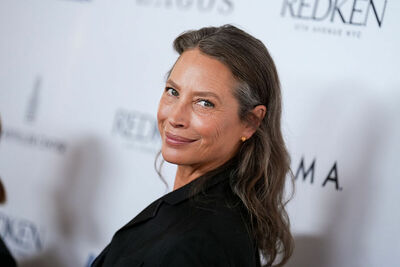  I migliori modi per portare i capelli grigi. Sfumati di nero, castano e biondo 