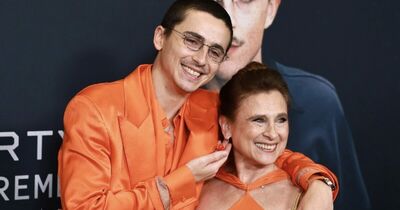  Timothée Chalamet e mamma Nicole 'coordinati' sul red carpet 