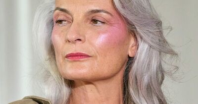  Tutti i modi di indossare il blush, soprattutto dopo i 60 anni 