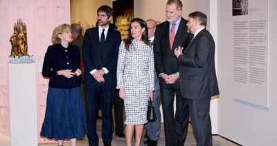  Letizia di Spagna unisce moda etica e look istituzionale per l'apertura della mostra 