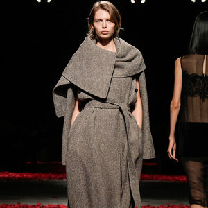  Cos’è lo scoat, il capo 2 in 1 che vogliono indossare tutte questa stagione 