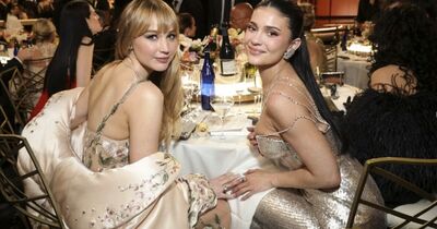  French, rosso fragola e metalizzate: le unghie corte e minimal dei Golden Globes 