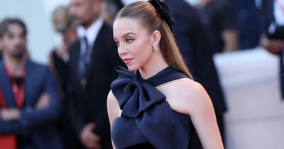  I capelli semi raccolti sono le acconciature a cui non potrai rinunciare a Natale 