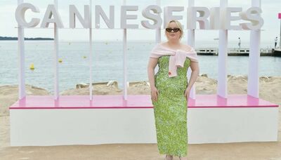  Nicola Coughlan, con il maglione sulle spalle, ricorda Lady Diana 