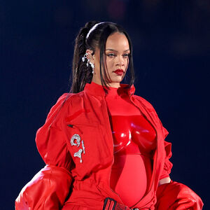  Rihanna: incinta e con rossetto rosso all'halftime show 