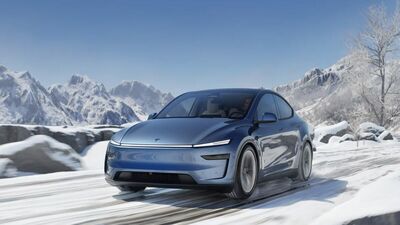  Tesla Model Y 2025 svelata: linee orientali e Maggiore Autonomia 
