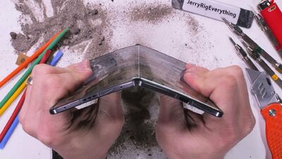  Oppo Find N5 non sopravvive alle torture di JerryRigEverything 