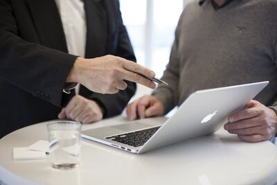  Controlli Partita Iva in forfettario, arriva l'Agenzia Entrate a casa: tutto lecito o violazione privacy? 