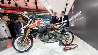  Ducati Hypermotard V2 a EICMA 2025: 120 CV e 13 KG in meno per i 20 anni dell'icona [VIDEO]