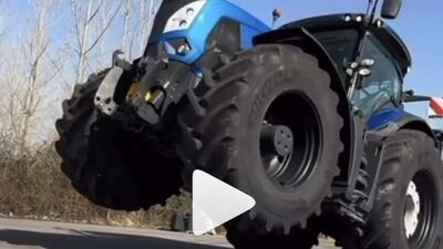  Zayn Sofuoglu, figlio d’arte, impenna anche i trattori [VIDEO]