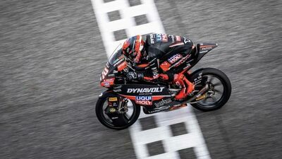  MotoGP 2026. GP di Thailandia. Moto3: David Almansa beffa Maximo Quiles per soli 3 millesimi. Cadono Guido Pini e Matteo Bertelle [RISULTATI]