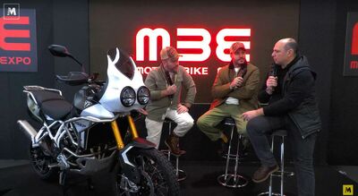  MBE 2025, Triumph Tiger 900: il kit di South Garage che omaggia la doppio faro del '97 [VIDEO]
