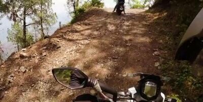  Moto crash. Ktm Duke e Royal Enfield Himalayan: solo una ce lâha fatta [VIDEO VIRALE] 