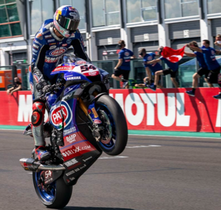  Toprak Razgatlioglu: “Sono un professionista, ma dentro mi sento ancora un ragazzino al quale Piace fare le impennate”