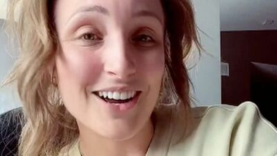  Lasciata il giorno prima del matrimonio, parte per la Luna di Miele con la mamma 