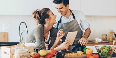  Come organizzare una serata speciale con la propria ragazza per l'anniversario e cosa regalarle 