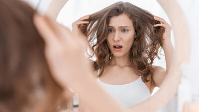  Perché le donne con capelli grassi fanno questo errore ogni mattina 