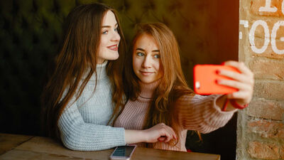  SOCIAL VIETATI: il BAN per i minori è alle porte | La Premier marcia verso la legge come un carro armato: guai ai genitori disattenti 