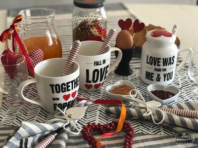  6 table setting per una colazione romantica Di San Valentino 