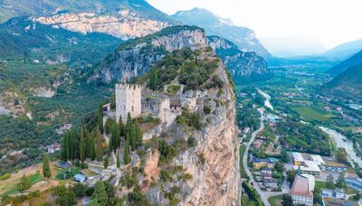  Il castello con 365 finestre, fantasmi leggendari e panorami unici sull’Alto Garda 