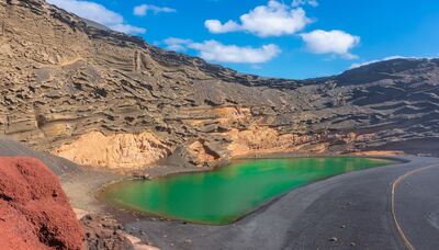  Un lago verde smeraldo all'interno di un vulcano, non è un sogno, si trova sull 'Isola selvaggia di Lanzarote 