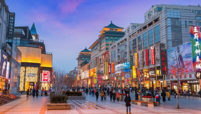  Wangfujing Street, il cuore dello shopping tra antiche botteghe e boutique di lusso a Pechino 