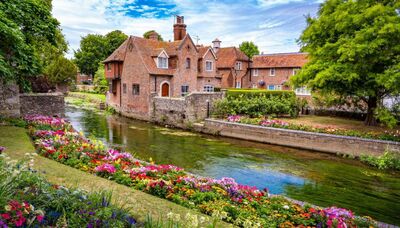  A un'ora da questa città c'è un paradiso nascosto che sembra uscito da una fiaba 