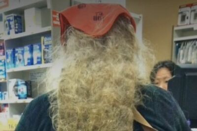  Non lava i suoi Capelli da 20 anni: quando li esaminano non credono a cosa trovano all'interno 