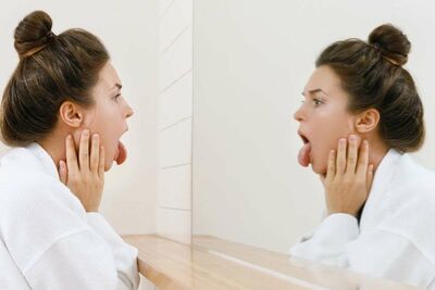  Guardati la lingua allo specchio: se noti questo, potresti avere un problema serio (o Star benissimo) 