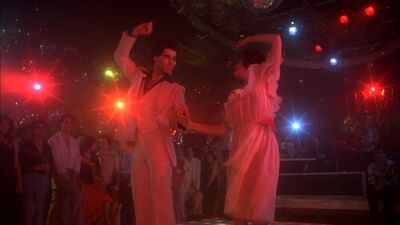  Stasera in TV, La febbre del sabato sera: John Travolta, i Bee Gees e le coreografie che conquistarono il mondo