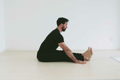  Stretching post-allenamento: la routine universale di 10 minuti per recuperare senza dolori 