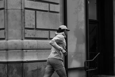  Il Runner Flà¢neur: l'arte di correre in città  senza meta (e perchà© fa bene alla mente) 