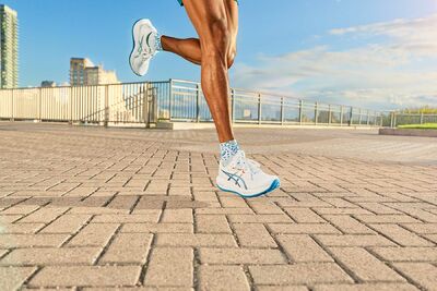  GEL-CUMULUS 28 di ASICS: la fedele compagna di corse impara a divertirsi 