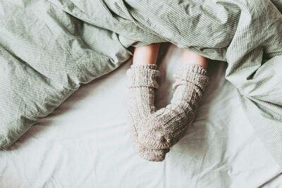  Dormire con le calze? Perché (scientificamente) potrebbe essere il segreto per addormentarti prima 