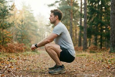  Squat profondo: lâesercizio semplice per sbloccare anche, schiena e caviglie 