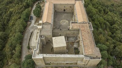  C’è un castello in Basilicata dove l'autunno incontra la leggenda (e forse non lo conosci) 