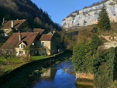  Il borgo costruito dentro una crepa della Terra: finisce addosso a una roccia enorme 