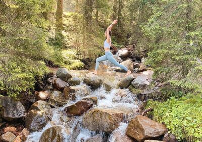  Yoga nel bosco in Trentino, tra le Dolomiti allâ€ ™Alpe Lusia 