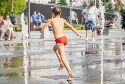  Se giri a torso nudo a Barcellona ti costa 1.750 euro. E non è la multa più assurda d'Europa che rischi questa estate 